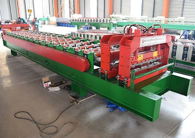 840 Machine de fabrication de tôles de toiture en acier de couleur